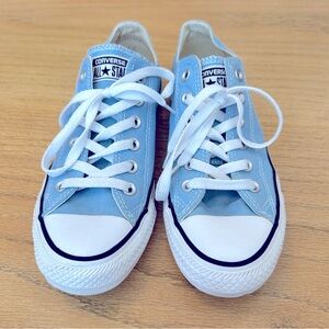 Women’s Low Top Converse Sneakers